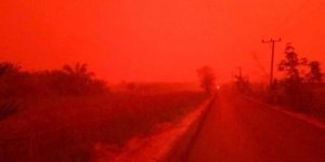 Endonezya'da gökyüzü kırmızıya döndü