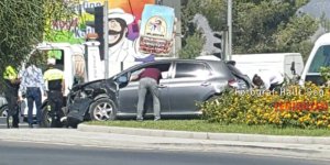 İki araç çarpıştı: 3 yaralı