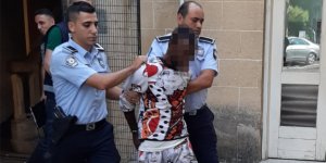 Mahkeme salonunda olay çıkardı  