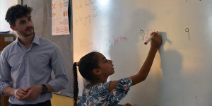 Haspolat ve Surlariçi çocukları İngilizce öğreniyor