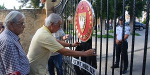 Cumhurbaşkanlığa siyah çelenk bıraktılar