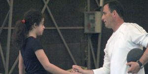 Yönlüer’e hediye etti