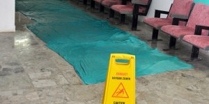 Tavan akıttı, hastane suya battı