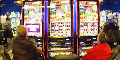 Tuvalette bulduğu çipleri bozmaya çalıştı