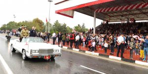 Askeri törende ‘sivil’ cadillac 