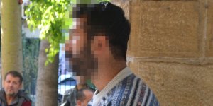 Camına taş attı, kapının önüne çöp yığdı