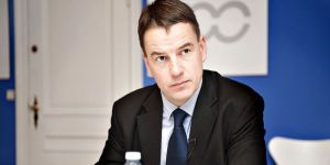 Lüks harcamalar istifayı getirdi