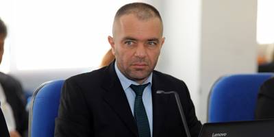 "Gözlerini demokrasiye diktiler"