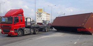 Tır üzerindeki konteyner yola düştü