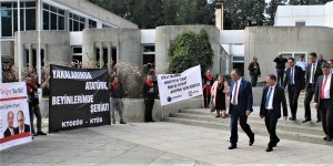 Bakan törende, sendikalar sokakta