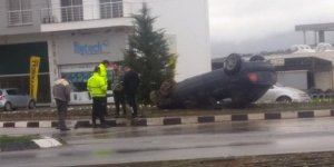 Bordür taşlarına çarpıp devrildi