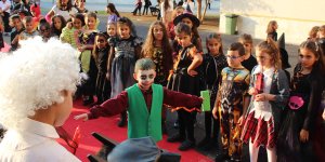 Sınav stresini kostüm partisiyle attılar