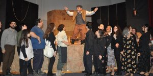 ‘Papaz Nikâhı’ tiyatro günlerinde sahnelendi