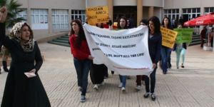 DAÜde kadına yönelik şiddete protesto