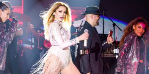 HADİSE şıklığı ile büyüledi, aşk dolu bir yıl diledi!