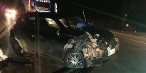 Islak yolda kaydı, kaza yaptı