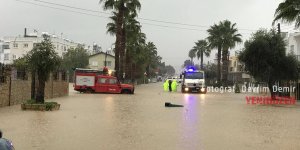 LEFKOŞA: EV VE İŞYERLERİNİ SU BASTI, ARAÇLAR MAHSUR