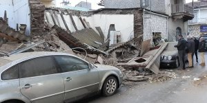 Bina arabaların üzerine yıkıldı