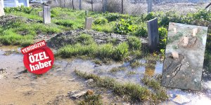 Sular altında kaldı, mezarlar çöktü