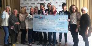 Noel'de kanser hastaları için denize girdiler