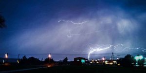 Gökyüzünde şimşeklerin dansı