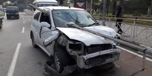 Demir korkuluklara çarptı