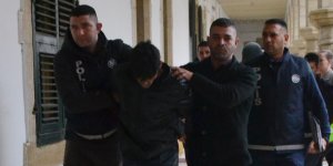 Araç çaldı, polislere bıçak çekti: 9 ay hapis