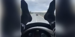 Ayakları ile araba kullandı, hapis cezası aldı