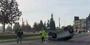 Orta refüje çarptı, takla attı