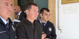 Eşinin başında tabak kırdı, 2 ay hapse mahkum oldu