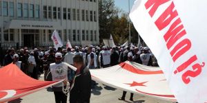 Bayraklarla Başbakanlığa yürüdüler