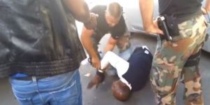 Sokak ortasında dövdü!