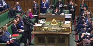 İngiltere'de okullar tatil, sınavlar iptal