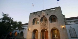 Güneyde kamuda çalışan Kıbrıslı Türkler kesintisiz ödenecek