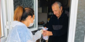 İskele'de 65 yaş üstü kişilere ilaçları teslim edildi