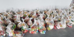 Girne'de iş insanlarından gıda yardımı