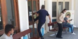 Hastanenin kapısına tekme attı