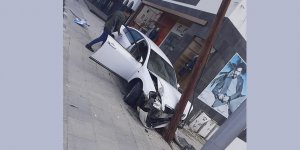 'Açılmanın' ilk gününde kaza: Direğe çarptı