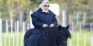 Kraliçe Elizabeth, Koronavirüs günlerini ata binerek geçiriyor
