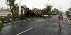 Hindistan ile Bangladeş'de fırtına felaketi