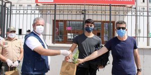 Çam fidanı ile evlerine gönderildiler