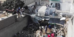 Yolcu uçağı evlerin üzerine düştü