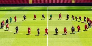 Liverpool oyuncuları da diz çöktü