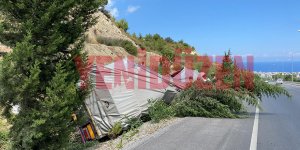 Tır devrildi, sürücüsü yaralandı