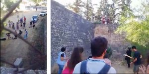 Tel örgülerin ardında buluştular