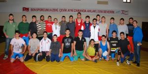 Güreşte gençlerin mücadelesi