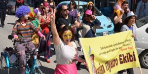 Baraka Tiyatro Ekibi Dünya Tiyatro Günü Yürüyüşü düzenliyor