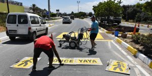 Girne çevre yolunda bordür taşları boyanıyor