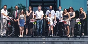 Babalar Günü Talihlileri Bisiklet ve Kasklarını Teslim Aldı