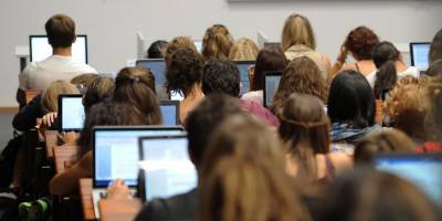 İngiltere'de okuyan Kıbrıslı öğrenciler için harç girişimi